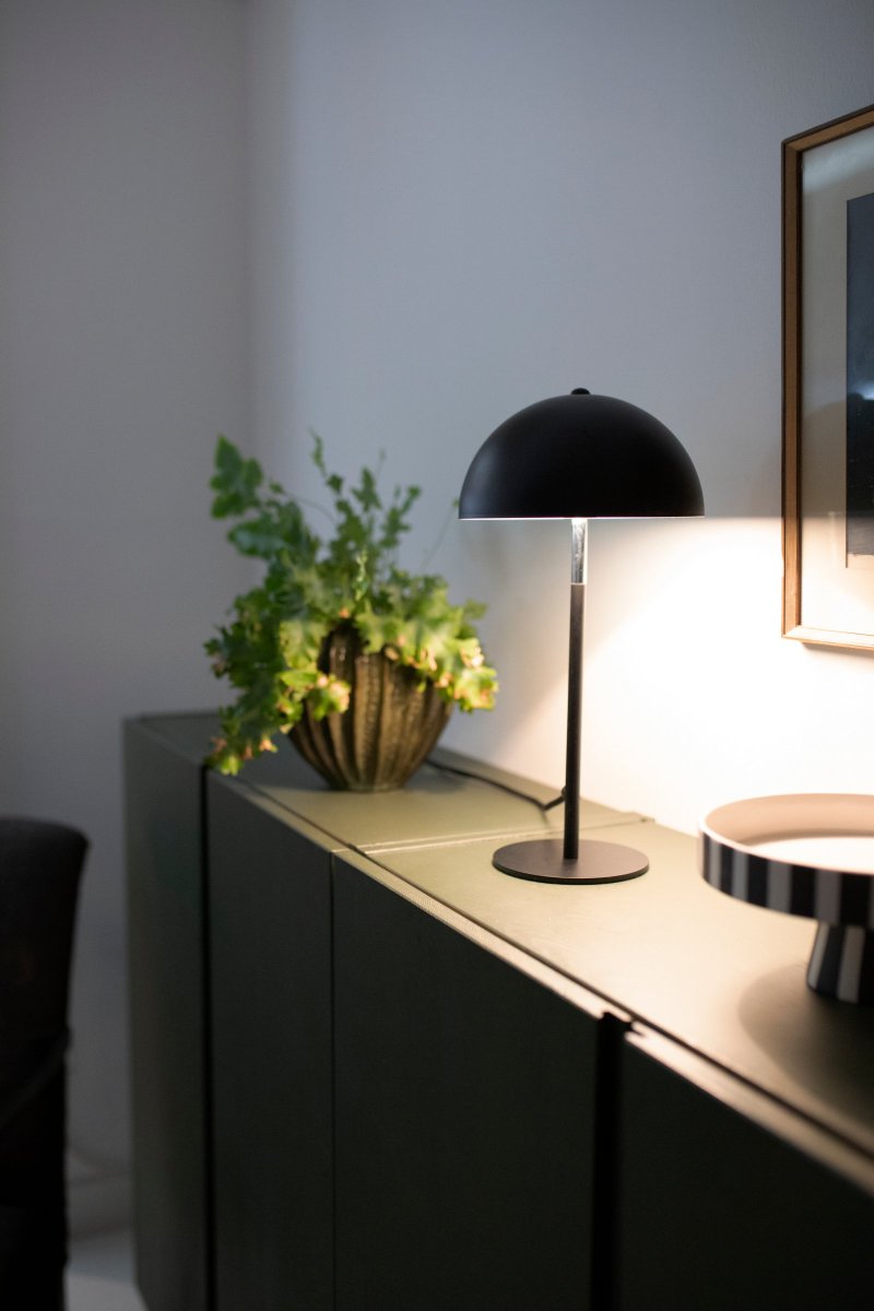Icon 36cm Negro lámpara de mesa De Globen Lighting - Lámpara de sobremesa con pantalla y base de metal lacado en negro mate con detalles cromados.