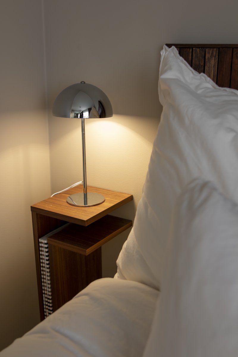 Icon 36cm Cromo lámpara de mesa De Globen Lighting - Icon es una l&aacute;mpara de mesa elegante y f&aacute;cil de colocar.
