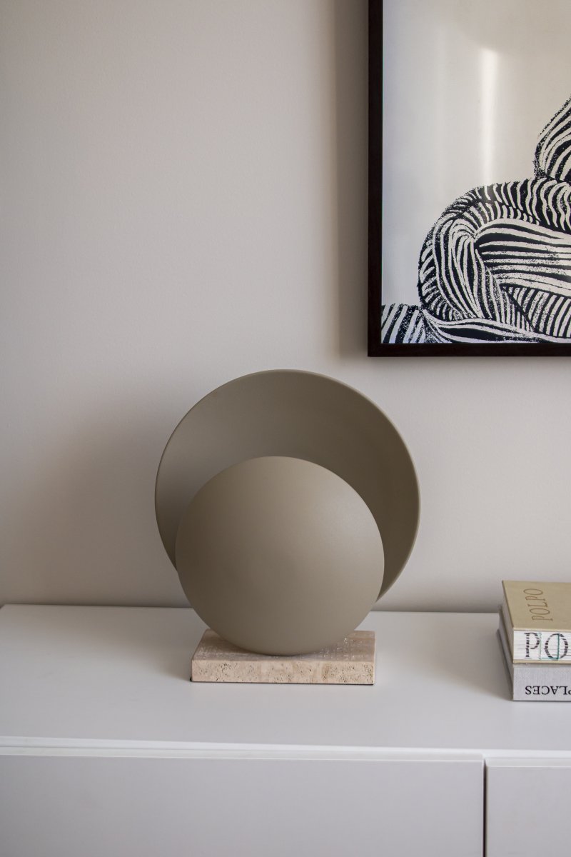 Orbit 32cm Beige lámpara de mesa De Globen Lighting - La lámpara de mesa Orbit crea una hermosa, sutil e indirecta luz gracias a sus dos pantallas metálicas que ocultan con elegancia la fuente de luz central.