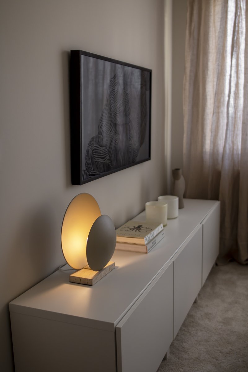 Orbit 32cm Beige lámpara de mesa De Globen Lighting - La lámpara de mesa Orbit crea una hermosa, sutil e indirecta luz gracias a sus dos pantallas metálicas que ocultan con elegancia la fuente de luz central.