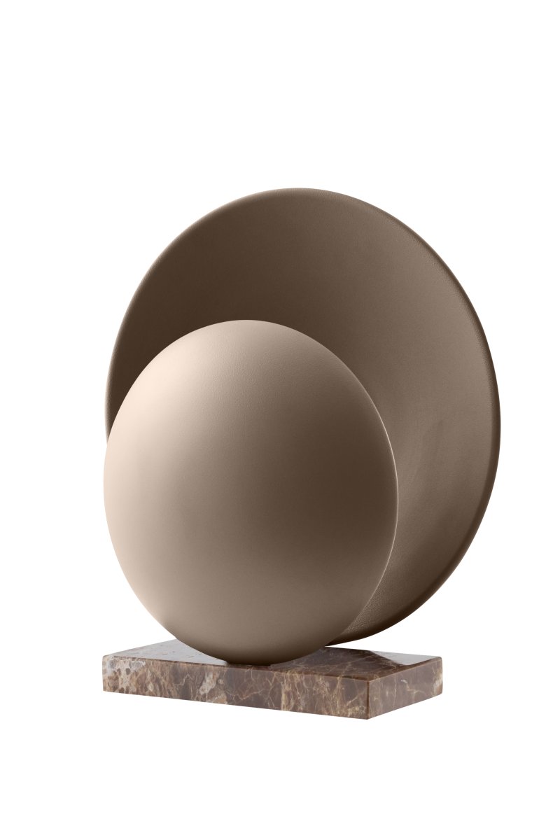 Orbit 32cm Marrón lámpara de mesa De Globen Lighting - La l&aacute;mpara de mesa Orbit, con sus dos pantallas met&aacute;licas que ocultan con elegancia la fuente de luz central, crea una hermosa, sutil e indirecta luz.