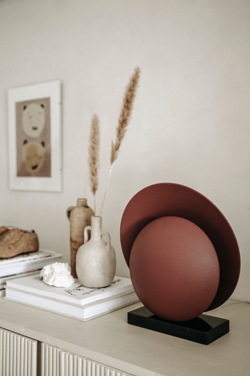 Orbit 32cm Granate lámpara de mesa De Globen Lighting - Las pantallas de metal tienen una estructura interesante gracias a un recubrimiento de polvo mate de color marr&oacute;n rojizo (marr&oacute;n casta&ntilde;o), que se combina con una lujosa base de m&aacute;rmol negro macizo, lo que les confiere una expresi&oacute;n elegante.