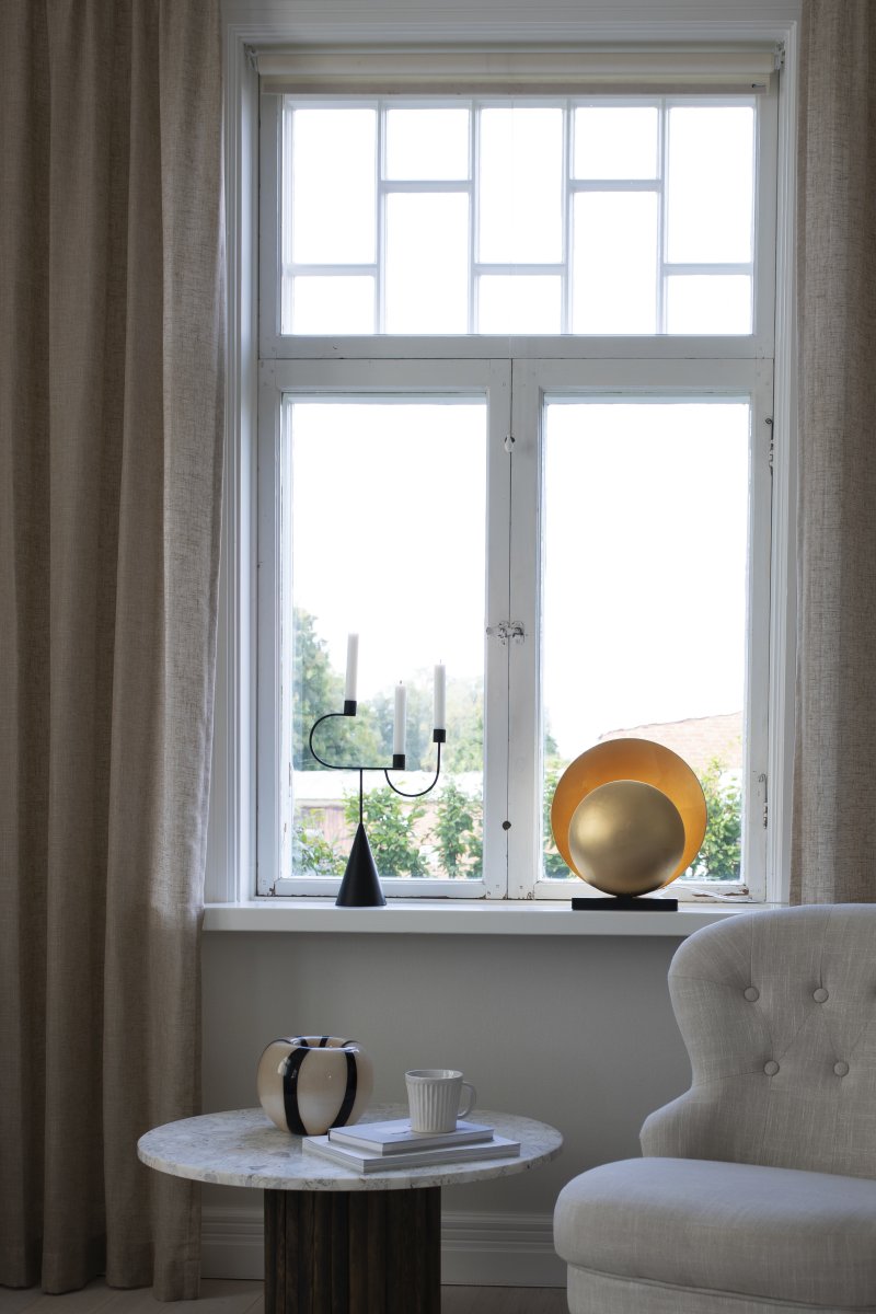 Orbit 32cm Latón lámpara de mesa De Globen Lighting - La lámpara de mesa Orbit crea una hermosa, sutil e indirecta luz gracias a sus dos pantallas metálicas que ocultan con elegancia la fuente de luz central.