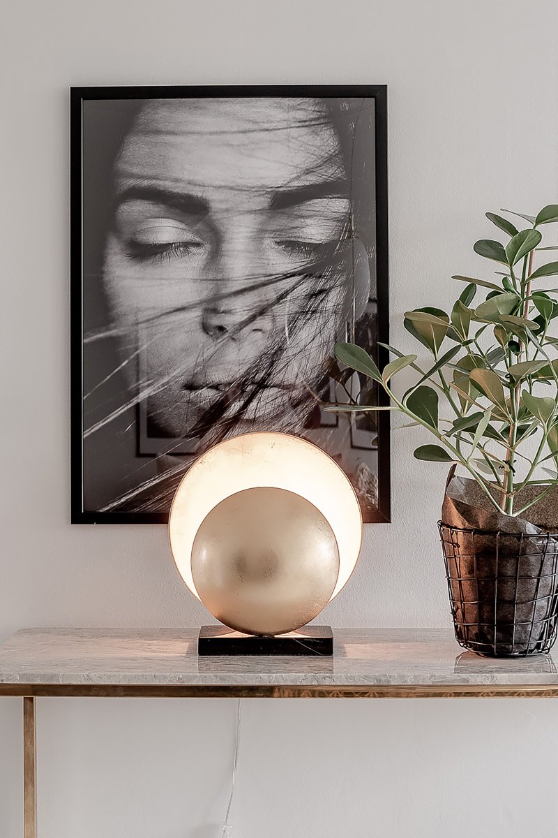 Orbit 32cm Latón lámpara de mesa De Globen Lighting - La lámpara de mesa Orbit crea una hermosa, sutil e indirecta luz gracias a sus dos pantallas metálicas que ocultan con elegancia la fuente de luz central.