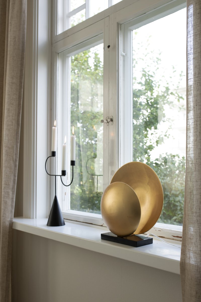 Orbit 32cm Latón lámpara de mesa De Globen Lighting - La lámpara de mesa Orbit crea una hermosa, sutil e indirecta luz gracias a sus dos pantallas metálicas que ocultan con elegancia la fuente de luz central.