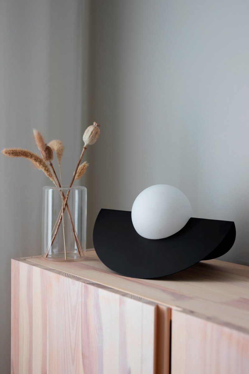 Roccia 17cm Negro lámpara de mesa De Globen Lighting - La l&aacute;mpara tiene un cable textil blanco de 200 cm de longitud con interruptor y enchufe.