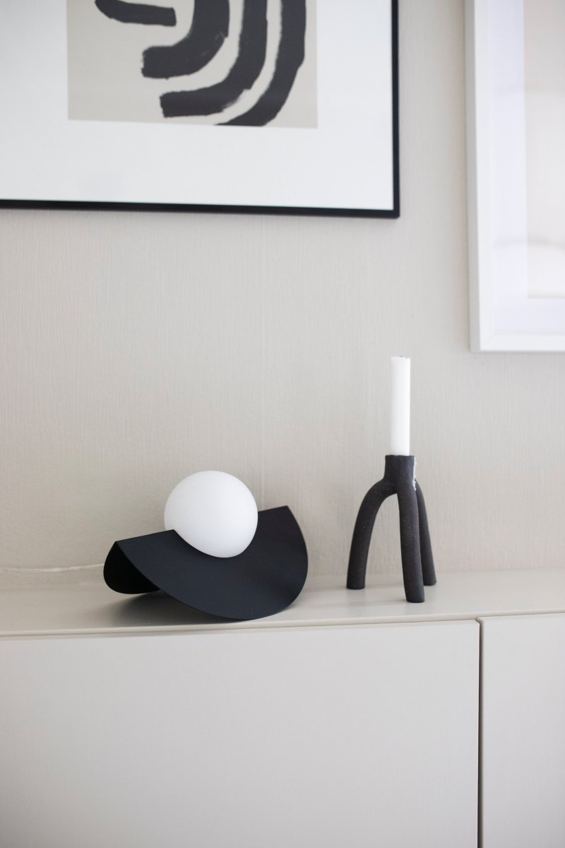 Roccia 17cm Negro lámpara de mesa De Globen Lighting - La l&aacute;mpara tiene un cable textil blanco de 200 cm de longitud con interruptor y enchufe.