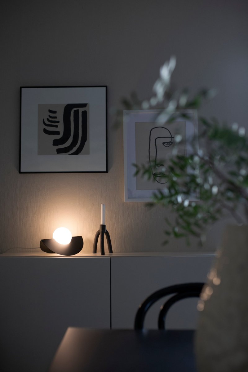 Roccia 17cm Negro lámpara de mesa De Globen Lighting - La l&aacute;mpara tiene un cable textil blanco de 200 cm de longitud con interruptor y enchufe.