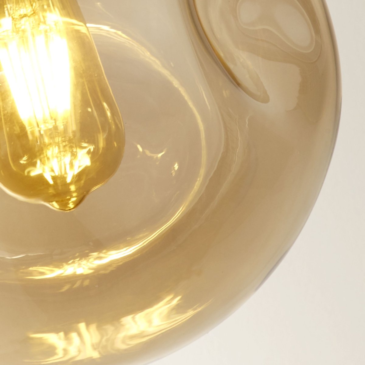 Punch Ø25 Champán Lámpas de techo De Searchlight - Punch es una elegante lámpara de techo con pantalla de cristal color champán que crea un ambiente cálido.
