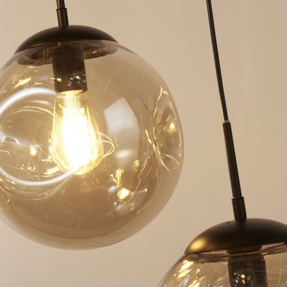 Punch Ø60 Champán Lámpas de techo De Searchlight - Las pantallas de cristal ligeramente cóncavas, combinadas con la estructura de metal negro, crean un contraste moderno y elegante que complementa diversos estilos de decoración.