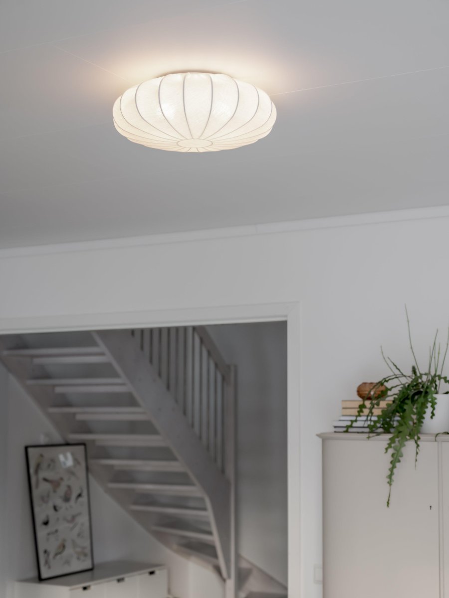 Franza Ø42 Blanco plafón De PR Home - La elegante y moderna lámpara de techo Franza, confeccionada en un precioso tejido de algodón, aporta un ambiente suave y acogedor a cualquier estancia.