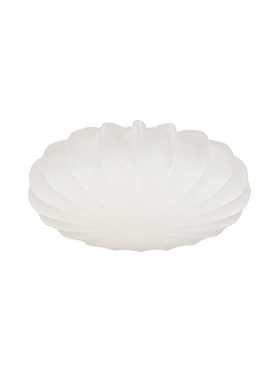 Linne Ø42 Blanquecino plafón De PR Home - La elegante y moderna lámpara de techo Linen, confeccionada con una preciosa tela de lino, aporta un ambiente suave y acogedor a cualquier estancia.