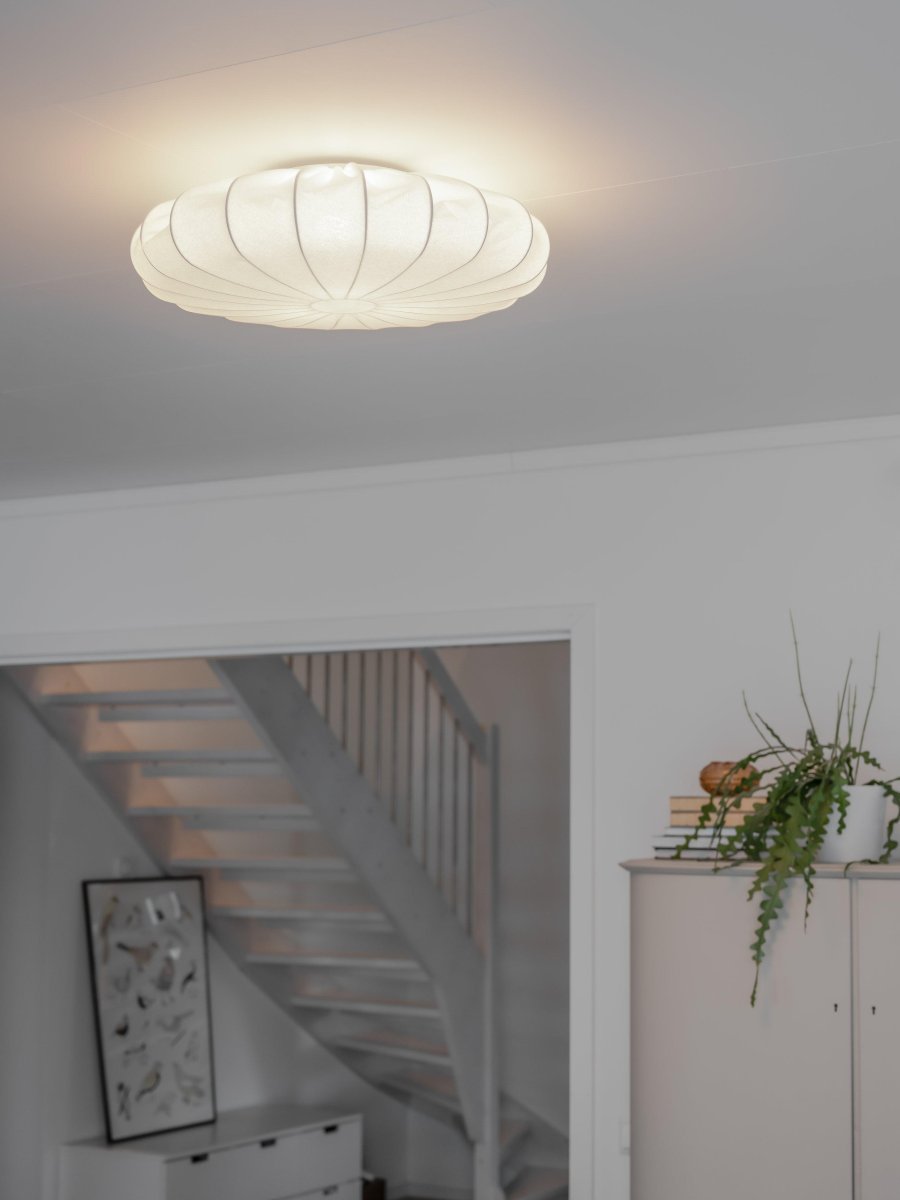 Franza Ø56 Blanco plafón De PR Home - La elegante y moderna lámpara de techo Franza, confeccionada en un precioso tejido de algodón, aporta un ambiente suave y acogedor a cualquier estancia.