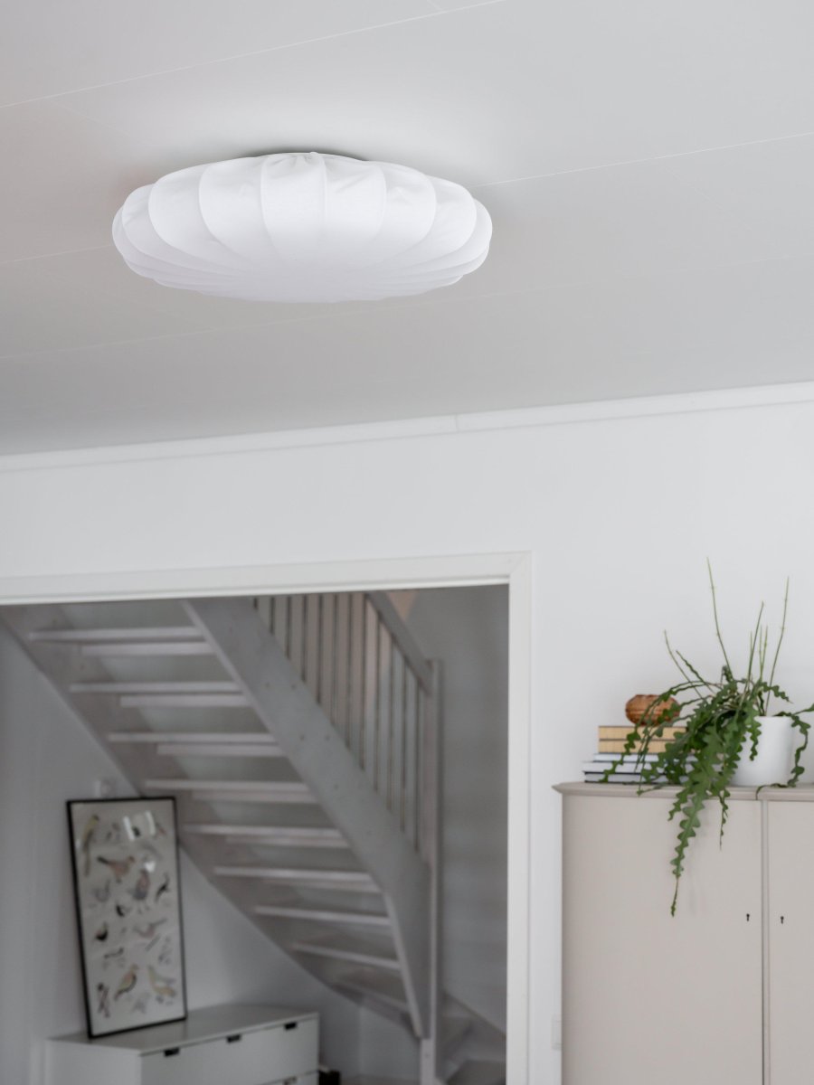 Franza Ø56 Blanco plafón De PR Home - La elegante y moderna lámpara de techo Franza, confeccionada en un precioso tejido de algodón, aporta un ambiente suave y acogedor a cualquier estancia.