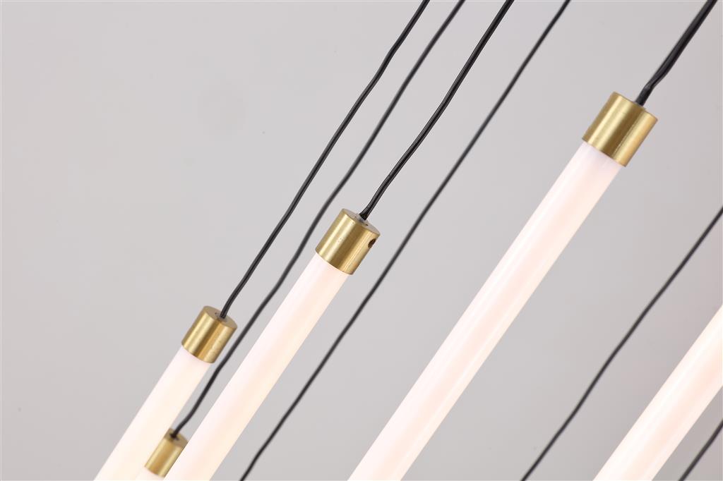 Flare Ø35 Latón Lámpas de techo De Searchlight - Doce delgadas varillas blancas con iluminación LED integrada cuelgan de diferentes longitudes de un dosel de techo metálico con acabado en latón satinado, creando una llamativa silueta en cascada.