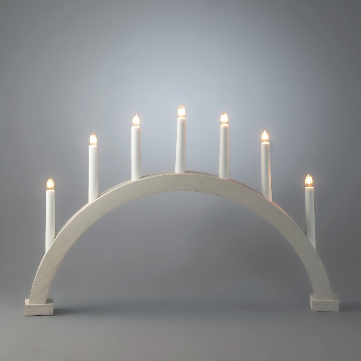 Arch 7 Lights Blanco De Konstsmide - La estructura es de madera te&ntilde;ida de blanco, lo que le da un aspecto natural y atemporal.