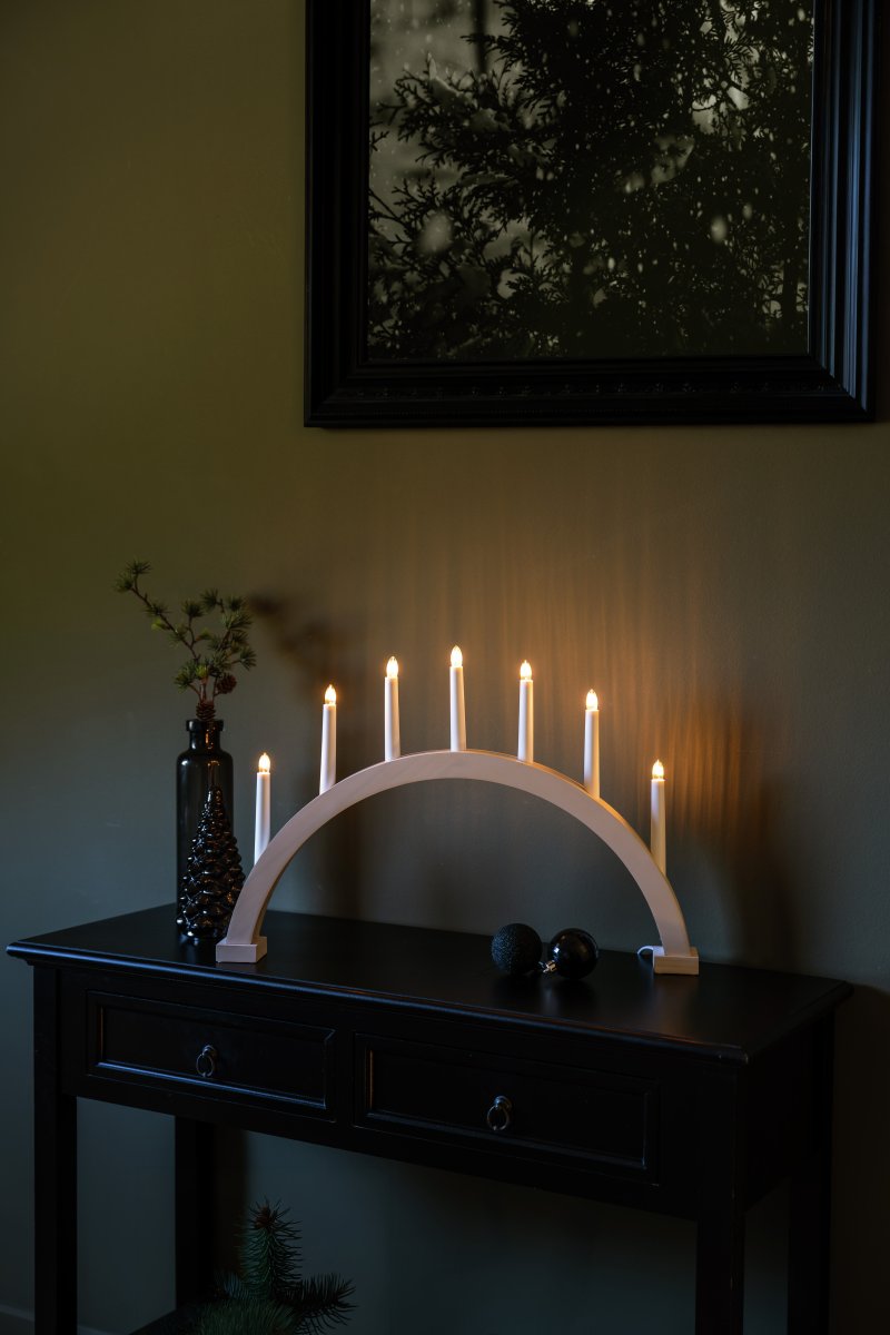 Arch 7 Lights Blanco De Konstsmide - La estructura es de madera te&ntilde;ida de blanco, lo que le da un aspecto natural y atemporal.