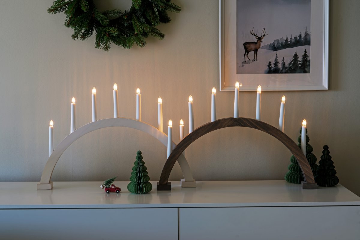 Arch 7 Lights Blanco De Konstsmide - La estructura es de madera te&ntilde;ida de blanco, lo que le da un aspecto natural y atemporal.