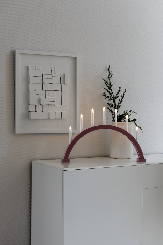 Arch 7 Lights Rojo oscuro mate De Konstsmide - Fabricado en madera y pintado en tono marr&oacute;n oscuro mate.