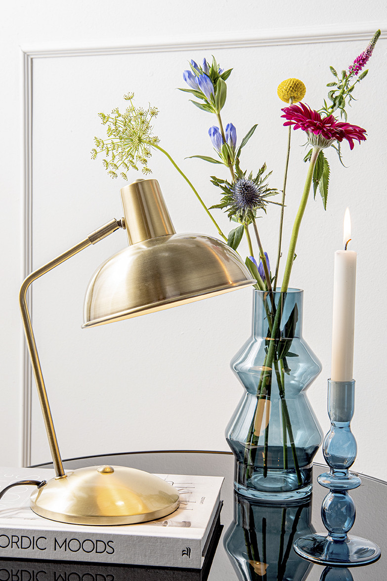 Hood 38cm Latón antiguo lámpara de escritorio De Leitmotiv - La lámpara encaja a la perfección en un escritorio o mesita de noche y sirve tanto como fuente de luz práctica como elemento decorativo con estilo.