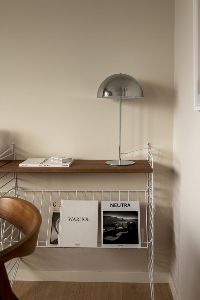 Icon 48cm Cromo lámpara de mesa De Globen Lighting - Esta es una versi&oacute;n m&aacute;s grande de la serie de l&aacute;mparas de mesa Icon.