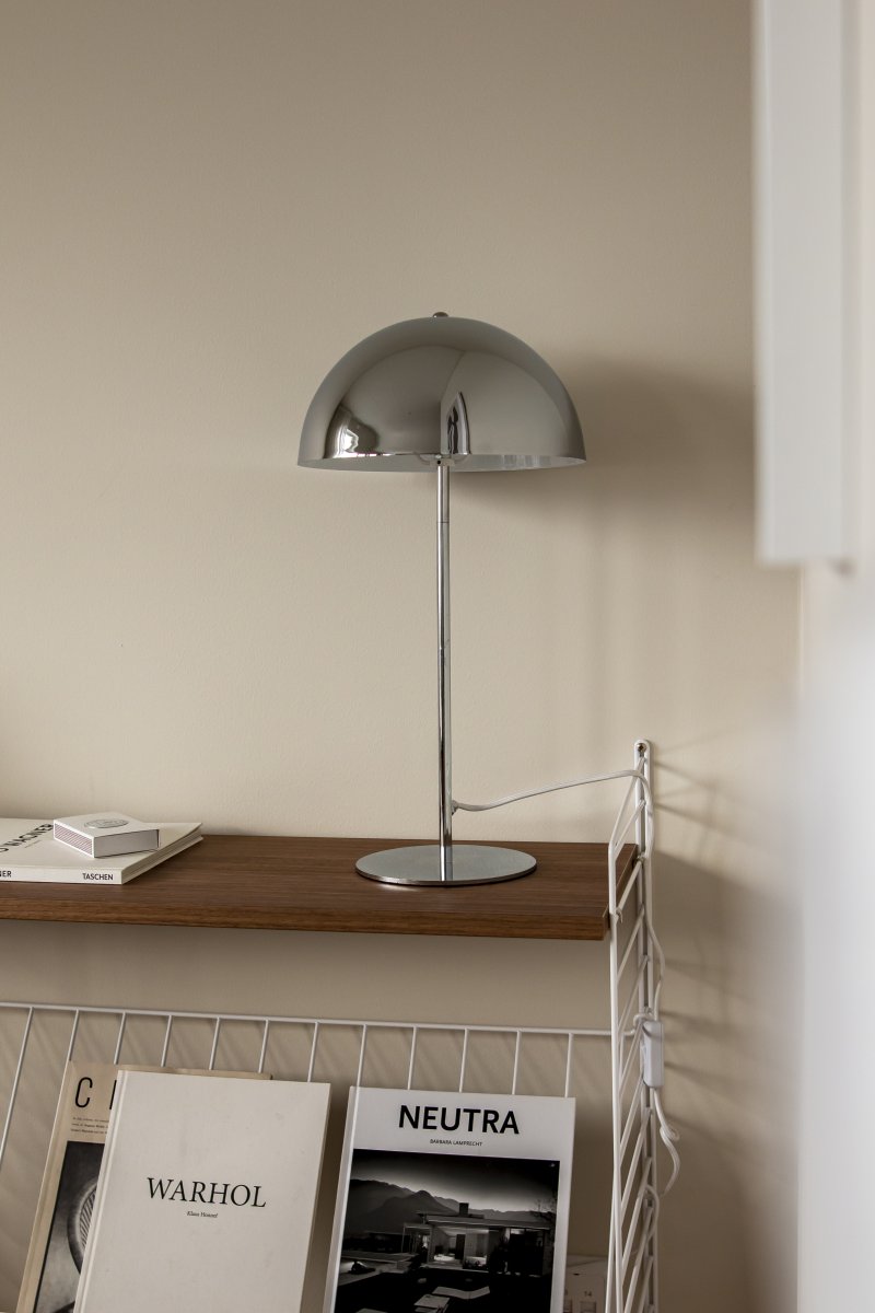 Icon 48cm Cromo lámpara de mesa De Globen Lighting - Esta es una versi&oacute;n m&aacute;s grande de la serie de l&aacute;mparas de mesa Icon.