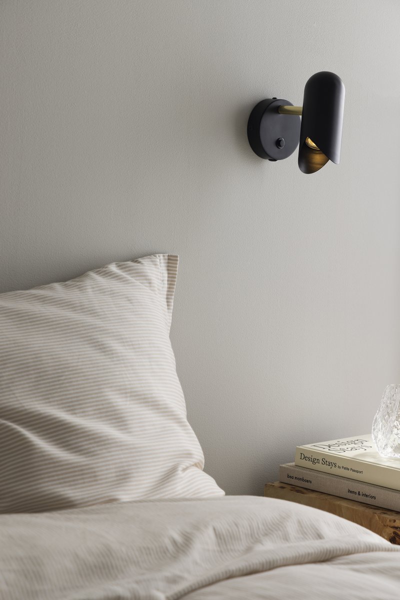 Savoy 15cm Negro lámpara de lectura De Globen Lighting - Su pantalla de diseño gráfico le confiere un aspecto moderno y proporciona una agradable distribución de la luz, ideal para colocar junto a la cama, en un rincón o como iluminación de acento.