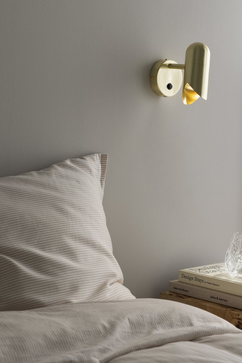 Savoy 15cm Latón lámpara de lectura De Globen Lighting - Su pantalla de diseño gráfico le confiere un aspecto moderno y proporciona una agradable distribución de la luz, ideal para colocar junto a la cama, en un rincón o como iluminación de acento.