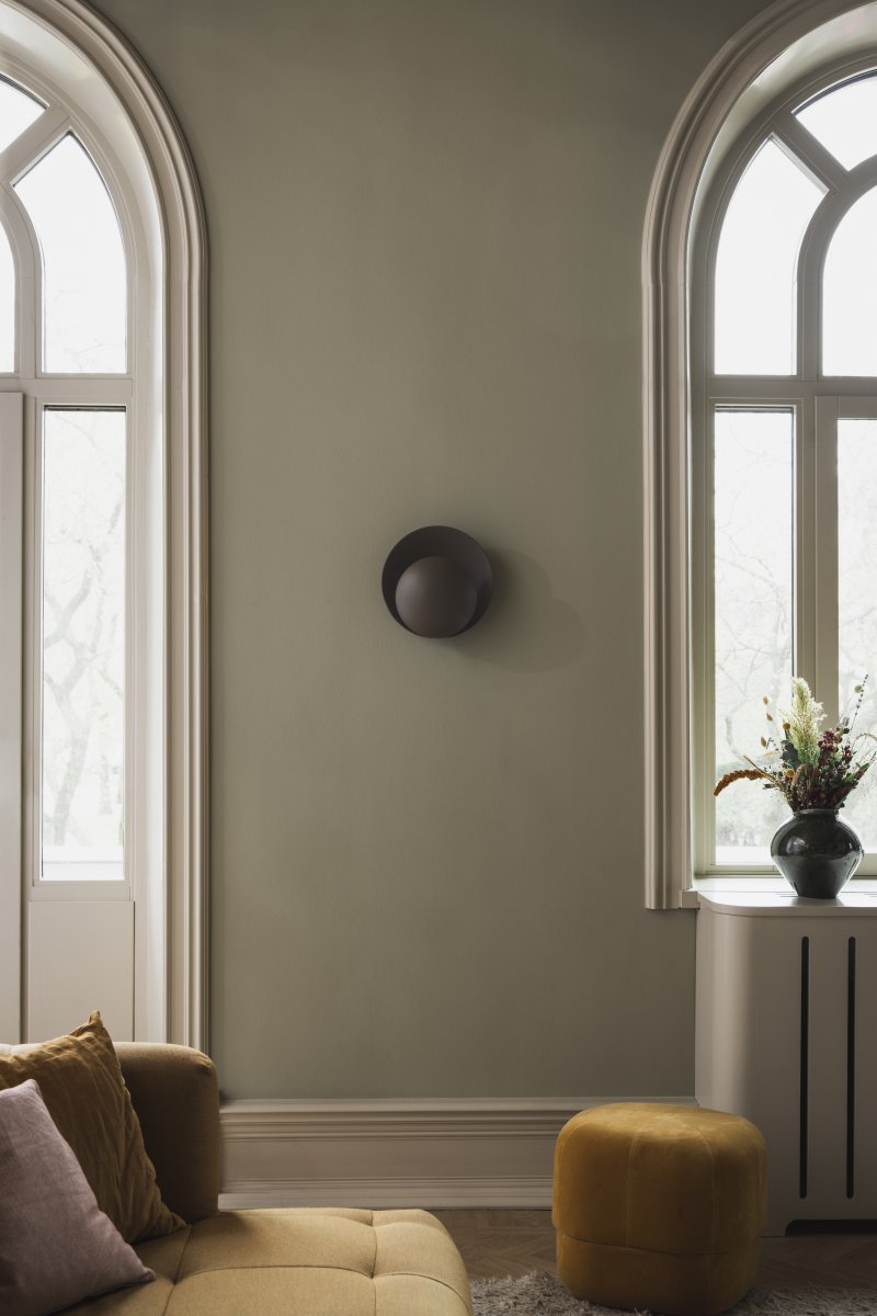 Orbit Ø30 Marrón lámpara de pared De Globen Lighting - La l&aacute;mpara de pared Orbit, con sus dos pantallas met&aacute;licas que ocultan elegantemente la fuente de luz central, crea una hermosa, sutil e indirecta luz.
