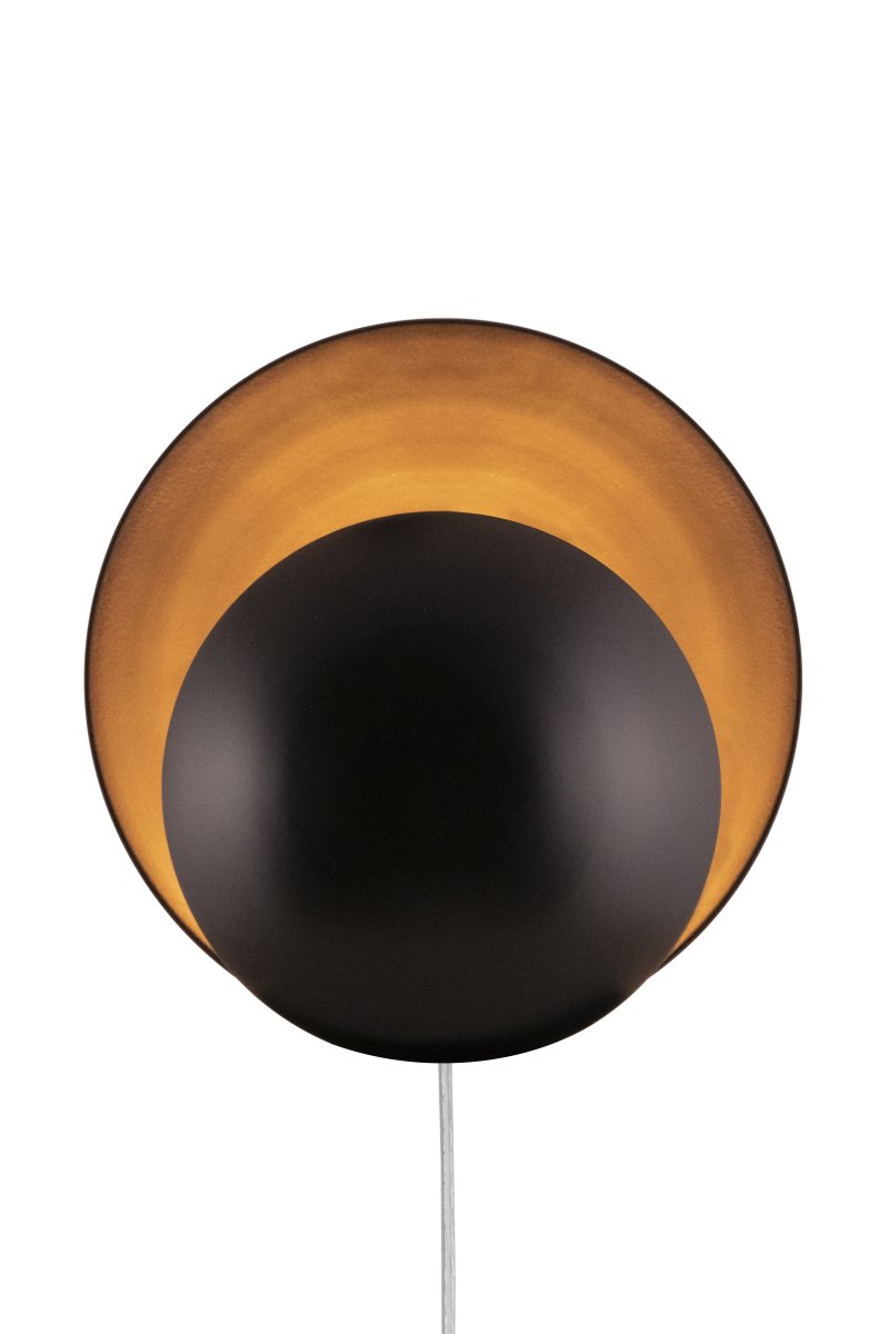 Orbit Ø30 Negro lámpara de pared De Globen Lighting - Orbit está hecha de metal y crea una suave luz gracias a la fuente de luz oculta entre las pantallas.