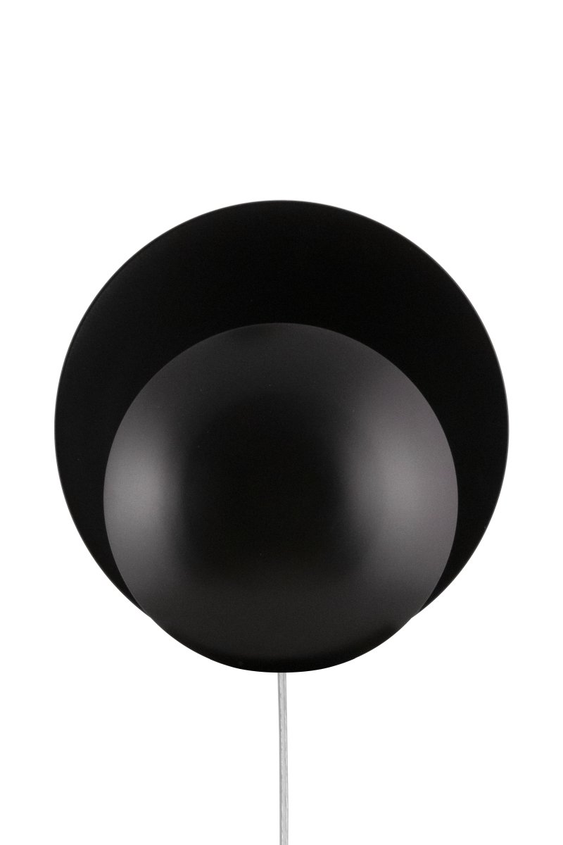 Orbit Ø30 Negro lámpara de pared De Globen Lighting - Orbit está hecha de metal y crea una suave luz gracias a la fuente de luz oculta entre las pantallas.