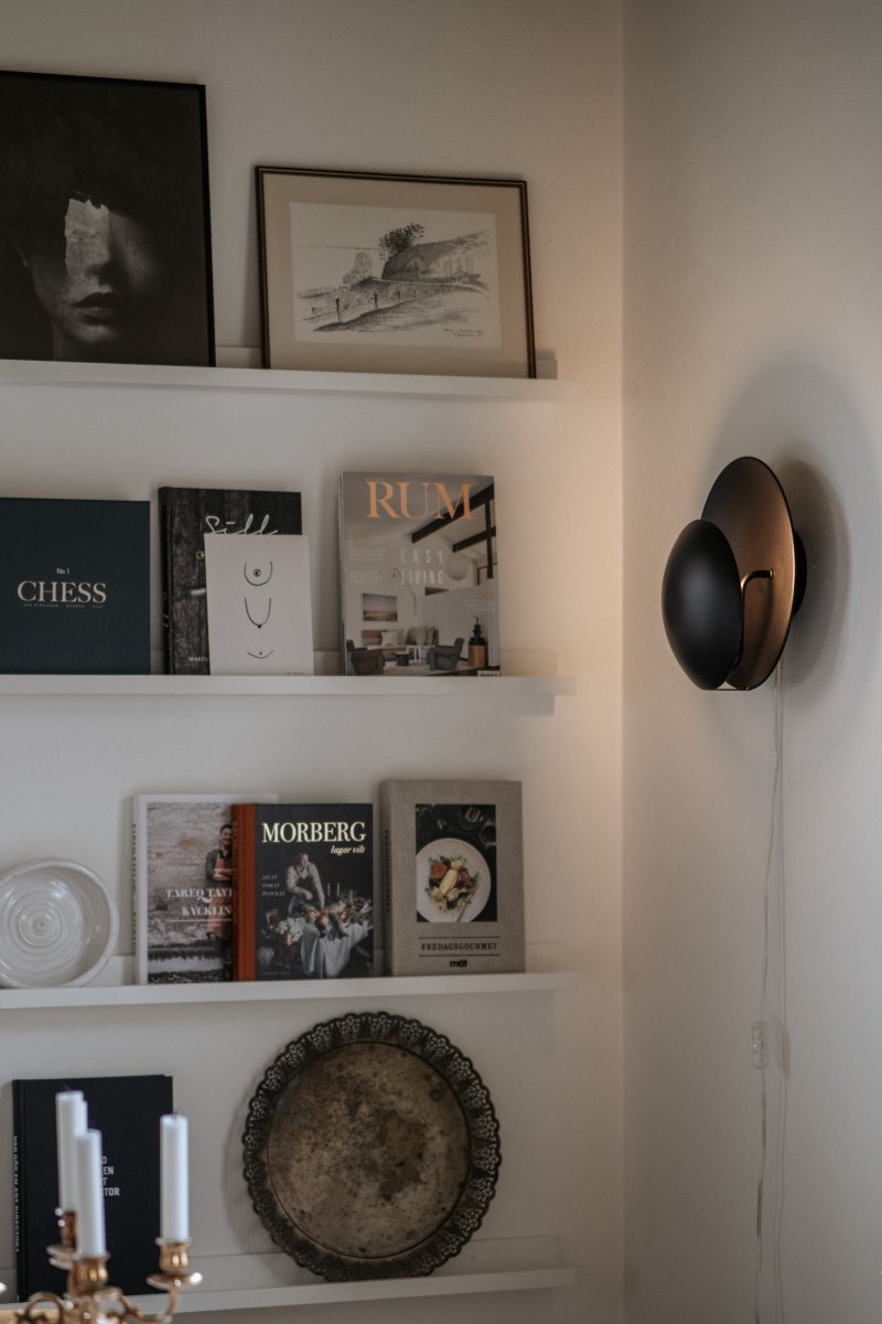 Orbit Ø30 Negro lámpara de pared De Globen Lighting - Orbit está hecha de metal y crea una suave luz gracias a la fuente de luz oculta entre las pantallas.