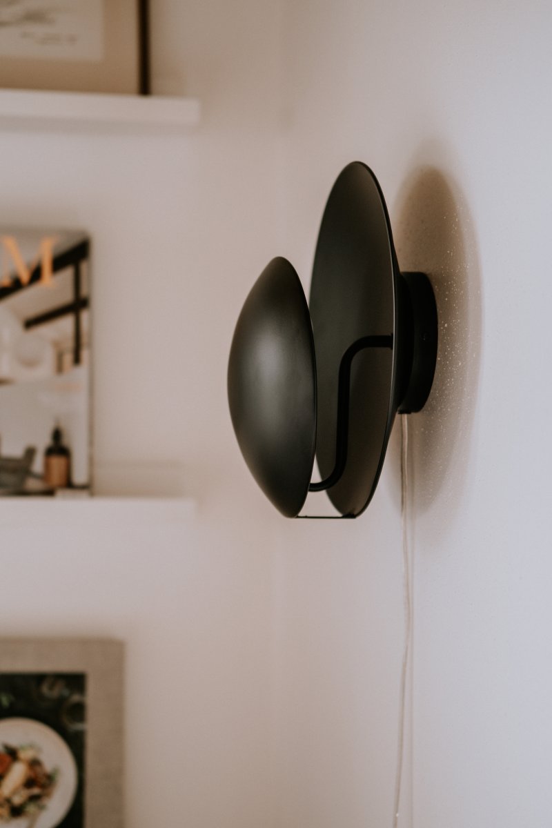 Orbit Ø30 Negro lámpara de pared De Globen Lighting - Orbit está hecha de metal y crea una suave luz gracias a la fuente de luz oculta entre las pantallas.