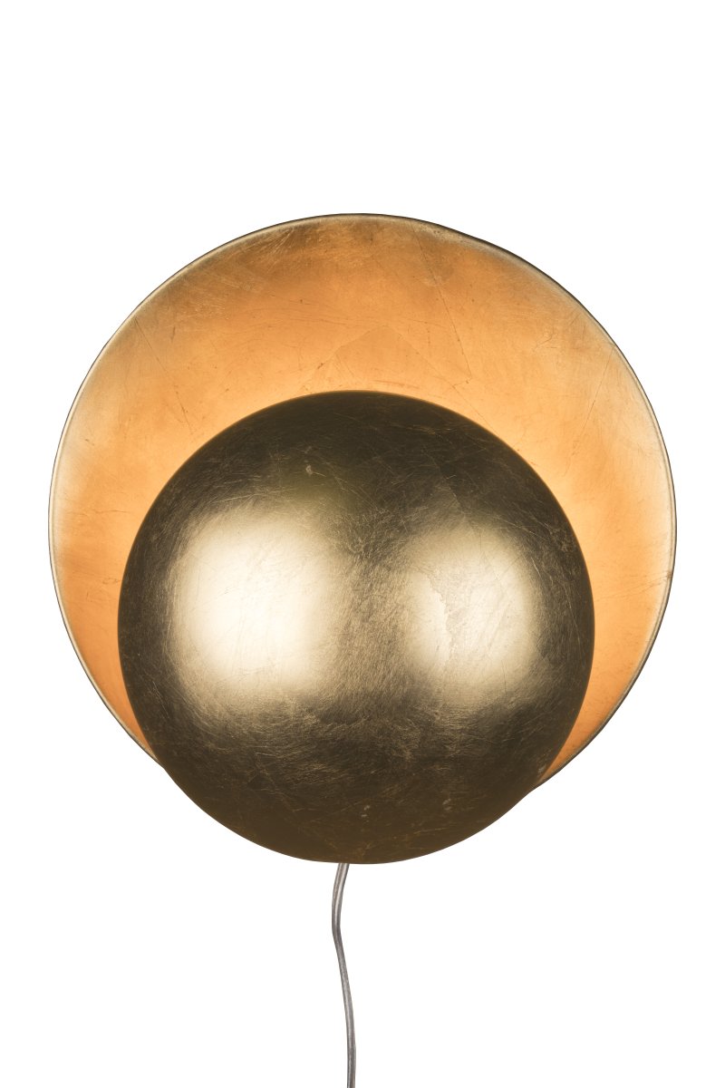 Orbit Ø30 Latón lámpara de pared De Globen Lighting - Orbit está hecha de metal y crea una suave luz gracias a la fuente de luz oculta entre las pantallas.