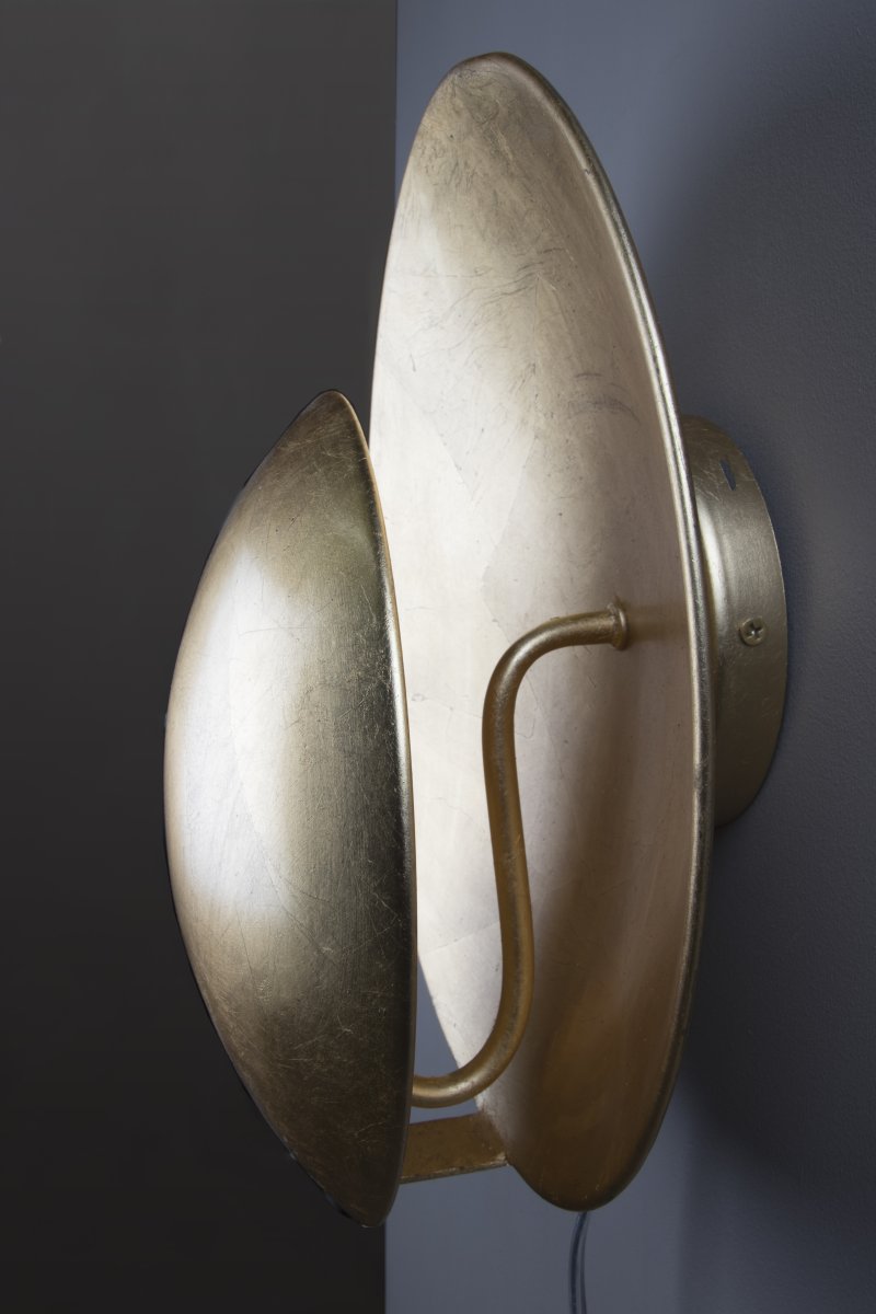 Orbit Ø30 Latón lámpara de pared De Globen Lighting - Orbit está hecha de metal y crea una suave luz gracias a la fuente de luz oculta entre las pantallas.