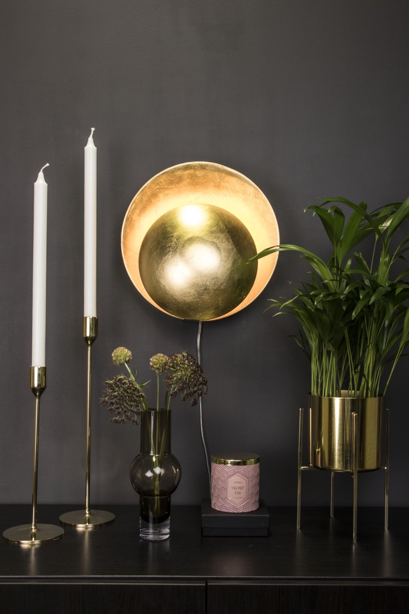 Orbit Ø30 Latón lámpara de pared De Globen Lighting - Orbit está hecha de metal y crea una suave luz gracias a la fuente de luz oculta entre las pantallas.