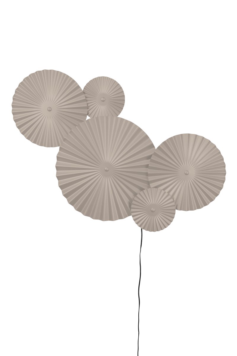 Omega 70cm Beige lámpara de pared De Globen Lighting - Omega es una l&aacute;mpara de pared de dos piezas con tres paneles interconectados con iluminaci&oacute;n en la parte posterior y dos paneles interconectados adicionales que se pueden colocar en cualquier lugar.