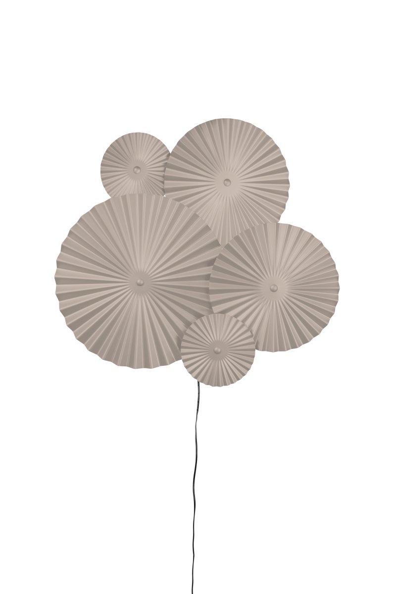 Omega 70cm Beige lámpara de pared De Globen Lighting - Omega es una l&aacute;mpara de pared de dos piezas con tres paneles interconectados con iluminaci&oacute;n en la parte posterior y dos paneles interconectados adicionales que se pueden colocar en cualquier lugar.