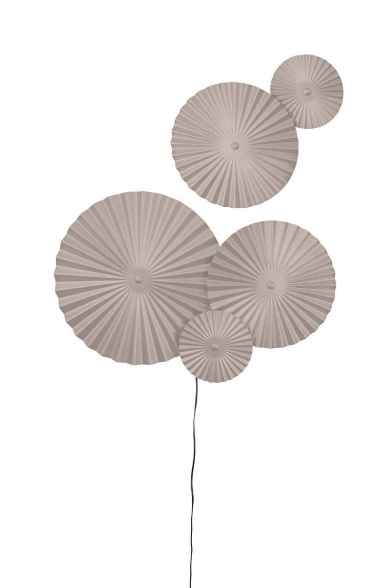 Omega 70cm Beige lámpara de pared De Globen Lighting - Omega es una l&aacute;mpara de pared de dos piezas con tres paneles interconectados con iluminaci&oacute;n en la parte posterior y dos paneles interconectados adicionales que se pueden colocar en cualquier lugar.