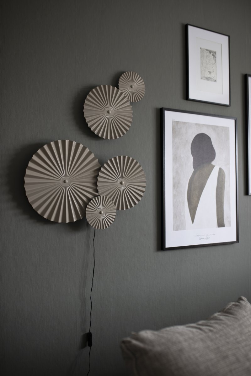 Omega 70cm Beige lámpara de pared De Globen Lighting - Omega es una l&aacute;mpara de pared de dos piezas con tres paneles interconectados con iluminaci&oacute;n en la parte posterior y dos paneles interconectados adicionales que se pueden colocar en cualquier lugar.