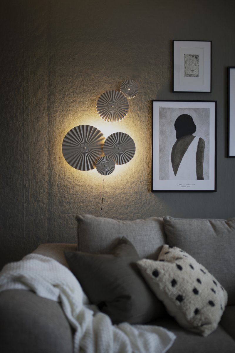 Omega 70cm Beige lámpara de pared De Globen Lighting - Omega es una l&aacute;mpara de pared de dos piezas con tres paneles interconectados con iluminaci&oacute;n en la parte posterior y dos paneles interconectados adicionales que se pueden colocar en cualquier lugar.
