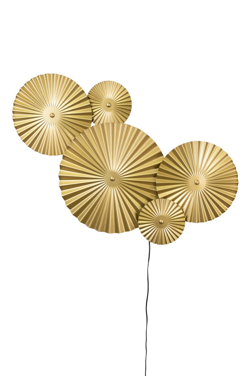 Omega 70cm Oro lámpara de pared De Globen Lighting - Omega es una lámpara de pared de dos piezas con tres paneles interconectados con iluminación en la parte posterior y dos paneles interconectados adicionales que se pueden colocar en cualquier lugar.