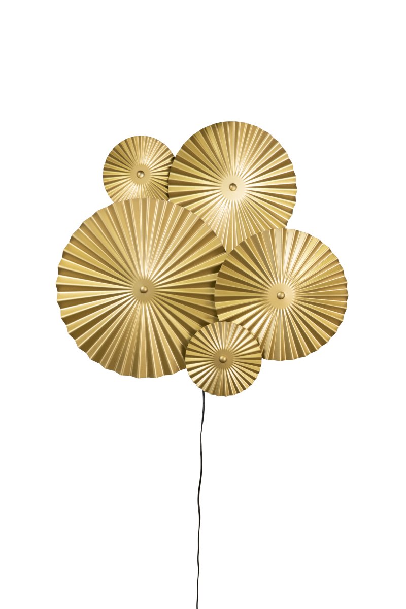 Omega 70cm Oro lámpara de pared De Globen Lighting - Omega es una lámpara de pared de dos piezas con tres paneles interconectados con iluminación en la parte posterior y dos paneles interconectados adicionales que se pueden colocar en cualquier lugar.