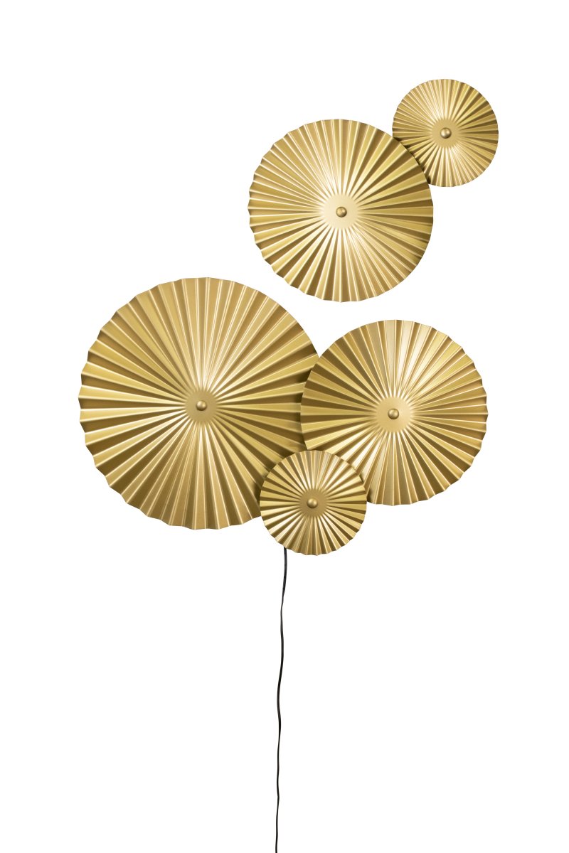 Omega 70cm Oro lámpara de pared De Globen Lighting - Omega es una lámpara de pared de dos piezas con tres paneles interconectados con iluminación en la parte posterior y dos paneles interconectados adicionales que se pueden colocar en cualquier lugar.