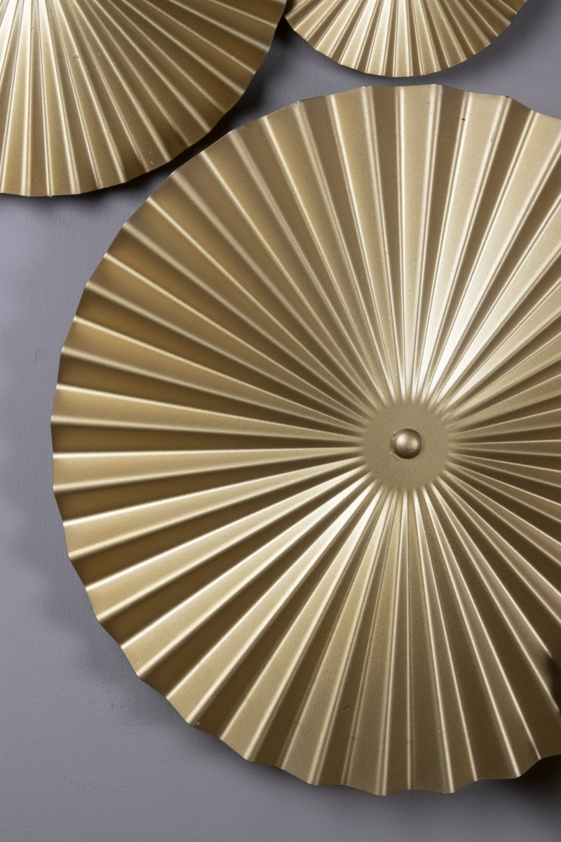 Omega 70cm Oro lámpara de pared De Globen Lighting - Omega es una lámpara de pared de dos piezas con tres paneles interconectados con iluminación en la parte posterior y dos paneles interconectados adicionales que se pueden colocar en cualquier lugar.