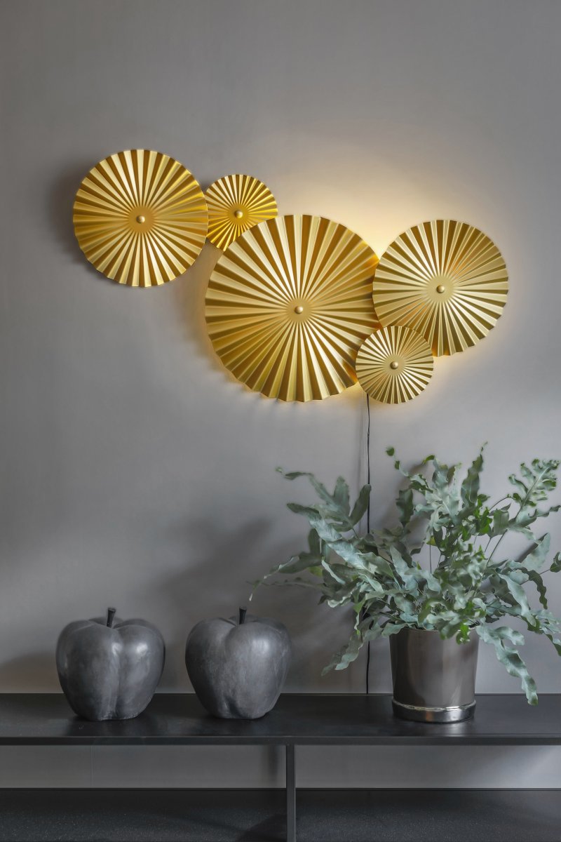 Omega 70cm Oro lámpara de pared De Globen Lighting - Omega es una lámpara de pared de dos piezas con tres paneles interconectados con iluminación en la parte posterior y dos paneles interconectados adicionales que se pueden colocar en cualquier lugar.