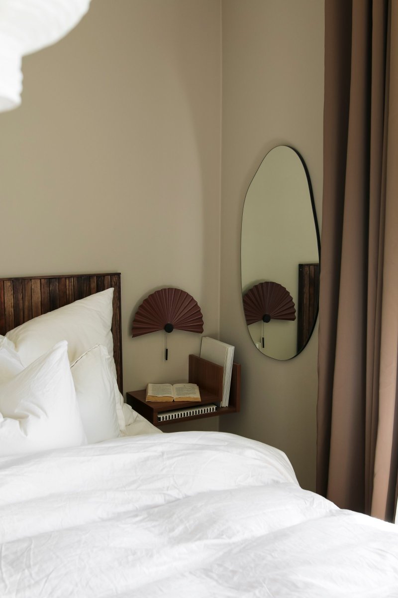 Zen Granate lámpara de pared De Globen Lighting - Zen se suministra con un cable transparente de 200 cm de largo con enchufe, pero también se puede montar de forma permanente.