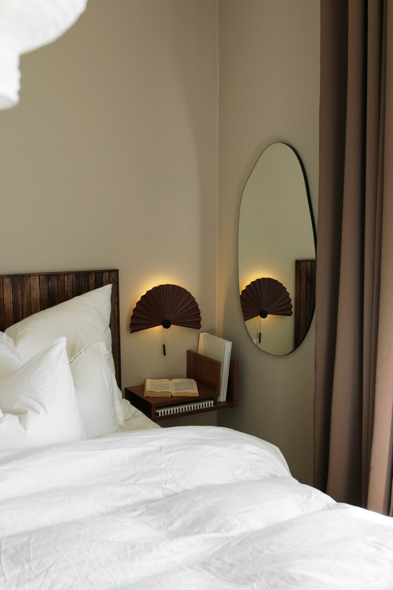 Zen Granate lámpara de pared De Globen Lighting - Zen se suministra con un cable transparente de 200 cm de largo con enchufe, pero también se puede montar de forma permanente.