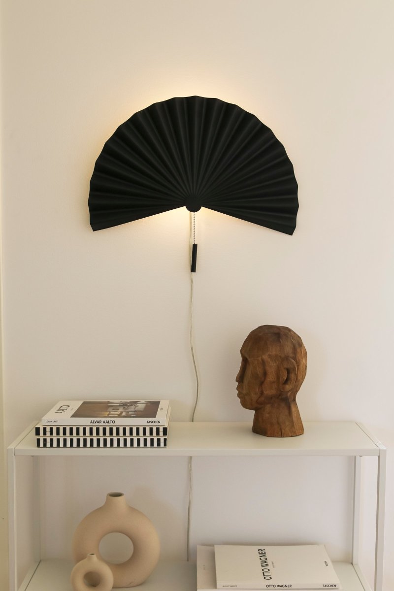 Zen 50cm Negro lámpara de pared De Globen Lighting - La l&aacute;mpara tiene una tira de LED integrada en la placa posterior oculta y un interruptor de tiro en la l&aacute;mpara.