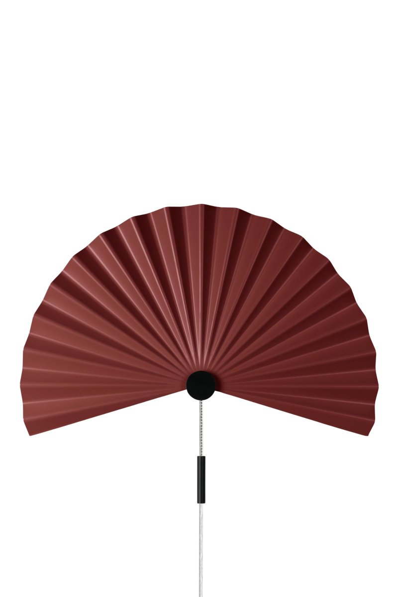 Zen 50cm Granate lámpara de pared De Globen Lighting - Zen se suministra con un cable transparente de 200 cm de largo con enchufe, pero también se puede montar de forma permanente.